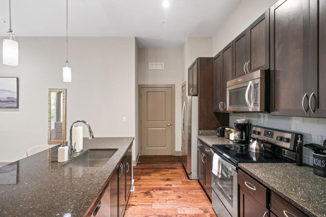 Grand Luxury Premium Vaulted Ceilings Apartment Woodbridge Exterior photo