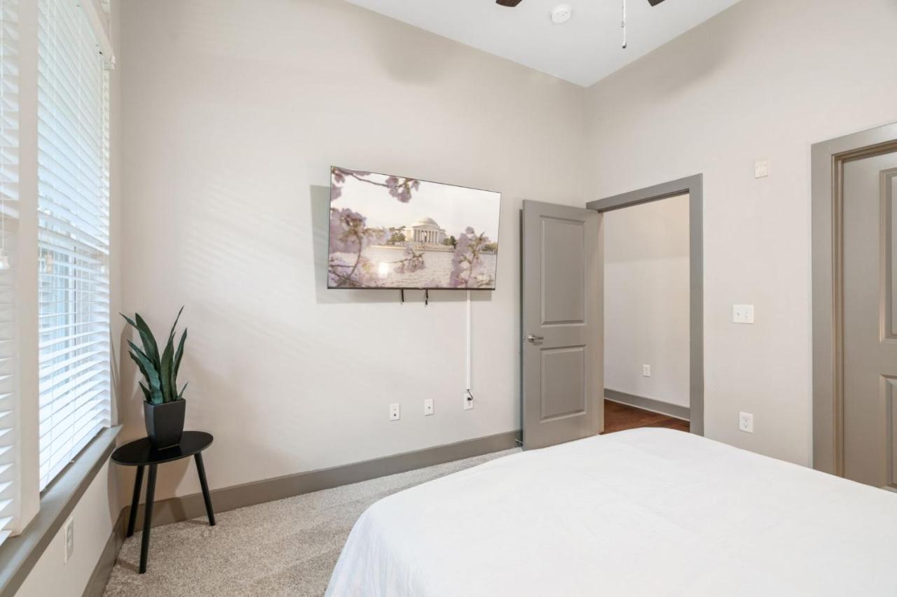 Grand Luxury Premium Vaulted Ceilings Apartment Woodbridge Exterior photo