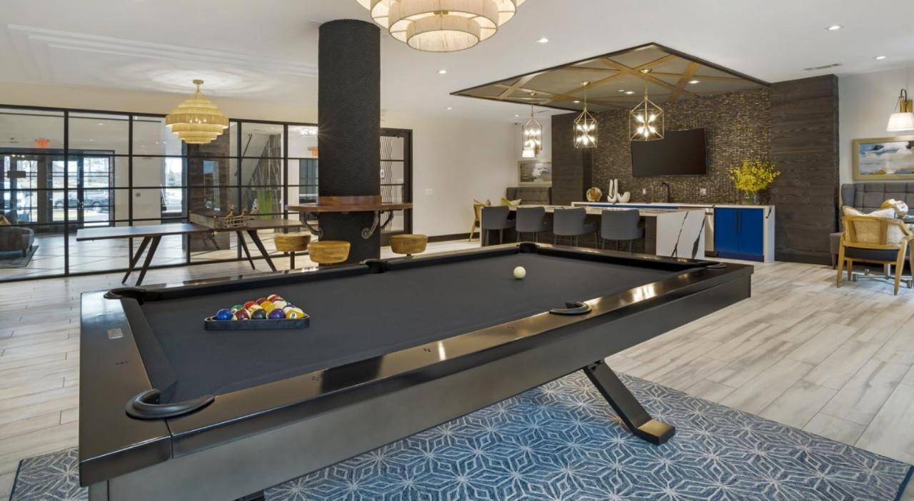 Grand Luxury Premium Vaulted Ceilings Apartment Woodbridge Exterior photo