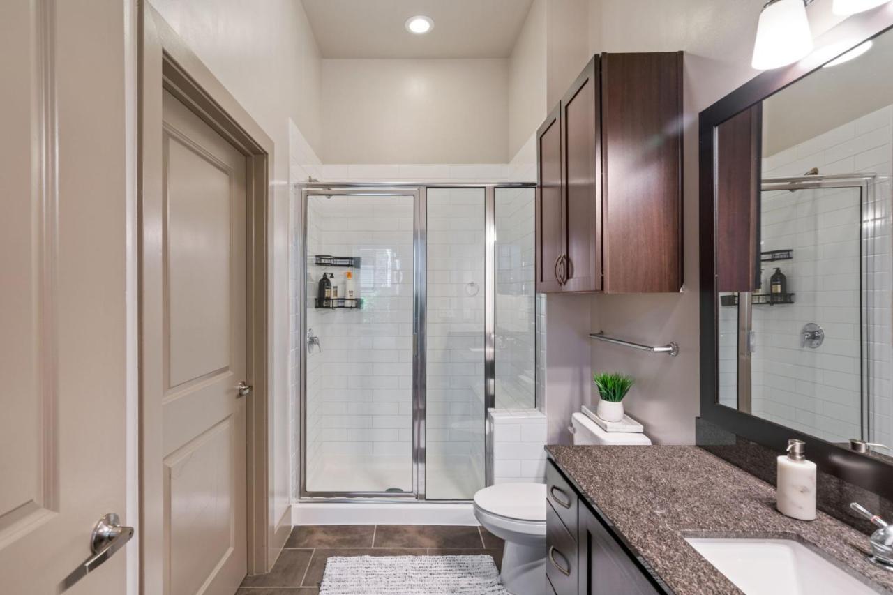 Grand Luxury Premium Vaulted Ceilings Apartment Woodbridge Exterior photo